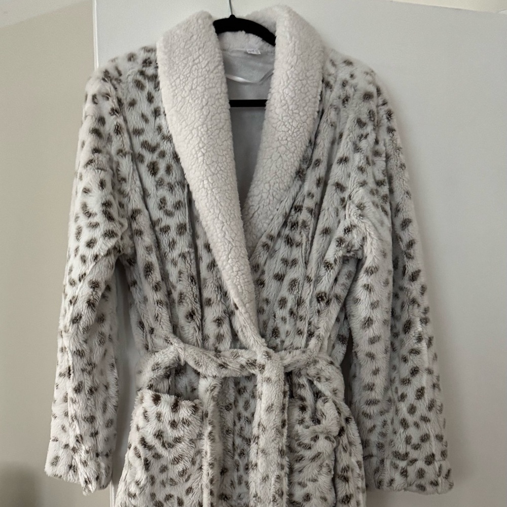 Very soft robe 
Stars Above 
extra large -run small
New never worn